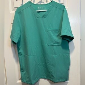 Figs Men's Surgical Green Chisec Three-Pocket Scrub Top